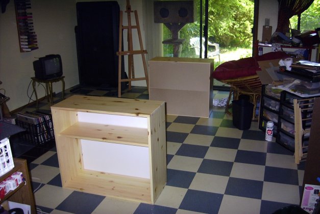 01-bookshelves.jpg (53199 bytes)