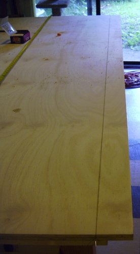 09-string-aligns-tabletop-screws.jpg (19665 bytes)